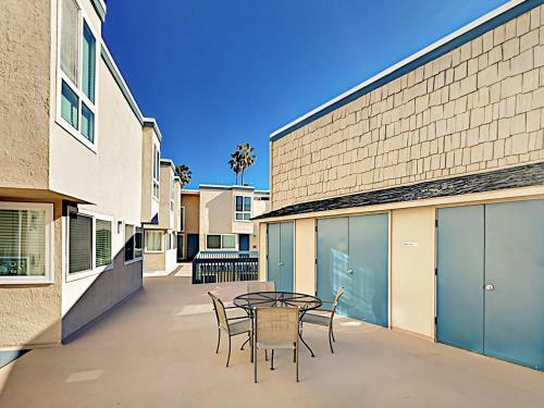 Apartamento Modern Mountain-view Condo, 1 Block To Beach! Condo