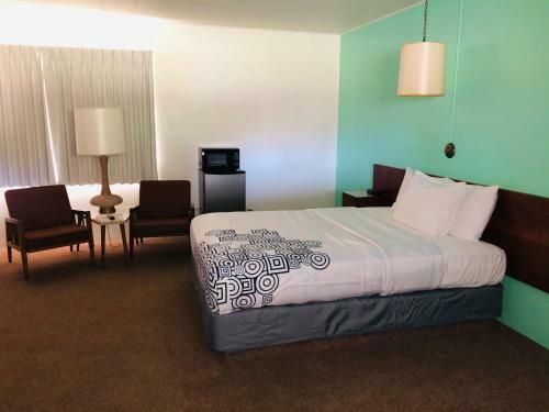 Motel Curly Redwood Lodge