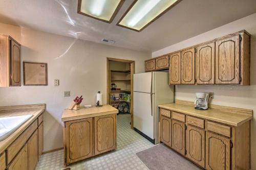 Cabin With Pool Table Less Than 1 Mi To Lake Gregory!