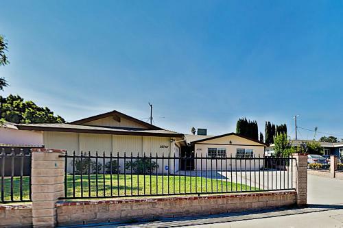 Spacious & Private Retreat - Backyard Pool Oasis Home