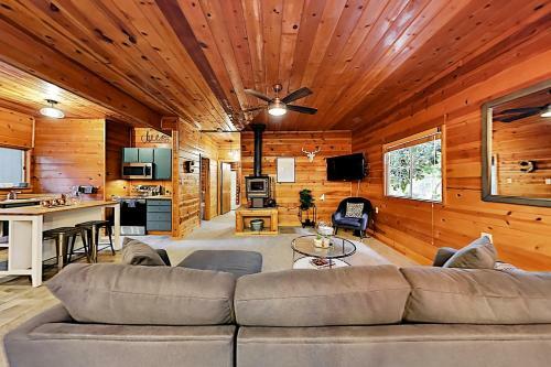 Serene Getaway - Walk To Private Beach Cabin