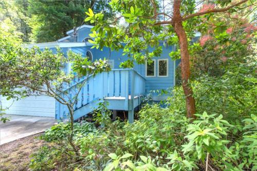 Blue Cherry! Redwoods! Bbq Grill! Fire Table! Ping Pong! Fast Wifi!! Dog Friendly!