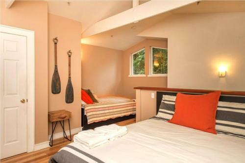 Blue Cherry! Redwoods! Bbq Grill! Fire Table! Ping Pong! Fast Wifi!! Dog Friendly!