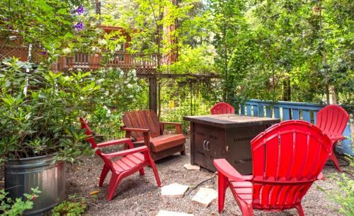 Blue Cherry! Redwoods! Bbq Grill! Fire Table! Ping Pong! Fast Wifi!! Dog Friendly!
