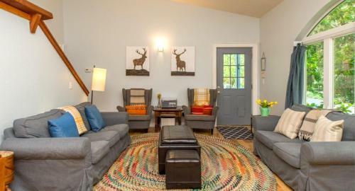 Blue Cherry! Redwoods! Bbq Grill! Fire Table! Ping Pong! Fast Wifi!! Dog Friendly!