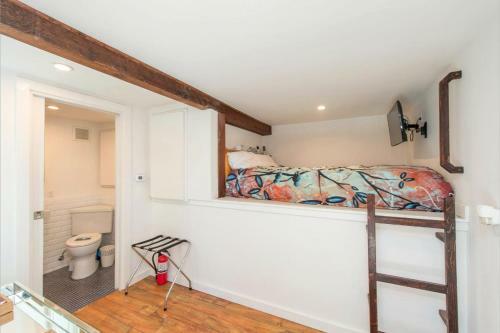 Tree Fort! Redwoods! Hot Tub!! Fire Table!! Google Smart Home!! Fast Wifi!! Dog Friendly!