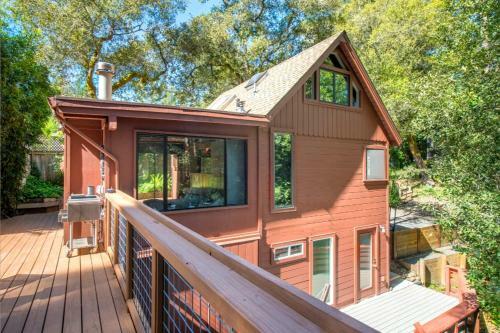Tree Fort! Redwoods! Hot Tub!! Fire Table!! Google Smart Home!! Fast Wifi!! Dog Friendly!