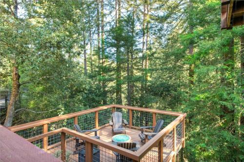 Tree Fort! Redwoods! Hot Tub!! Fire Table!! Google Smart Home!! Fast Wifi!! Dog Friendly!