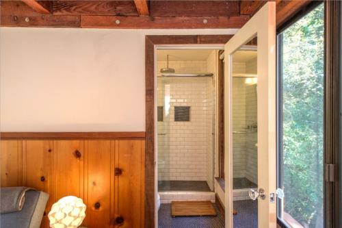 Tree Fort! Redwoods! Hot Tub!! Fire Table!! Google Smart Home!! Fast Wifi!! Dog Friendly!