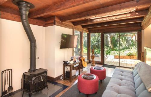 Tree Fort! Redwoods! Hot Tub!! Fire Table!! Google Smart Home!! Fast Wifi!! Dog Friendly!