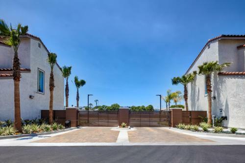 Townhouse Minutes From The Beach!