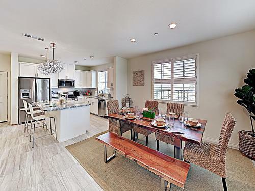 Apartamento New Listing! Stunning Beach Condo With Pool Condo