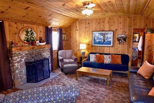 Black Fox Lodge! This Quaint Cabin The The Woods