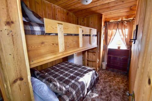 Black Fox Lodge! This Quaint Cabin The The Woods