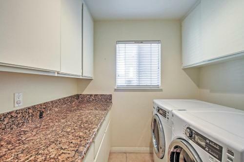 Beautiful La Quinta Getaway Golf, Hike, Explore!