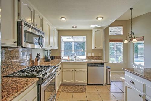 Beautiful La Quinta Getaway Golf, Hike, Explore!