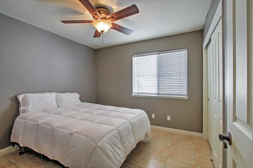 Beautiful La Quinta Getaway Golf, Hike, Explore!