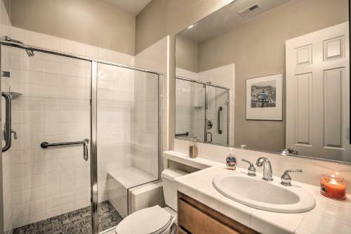 Spacious Retreat With Tiki Lounge And Pool Table!