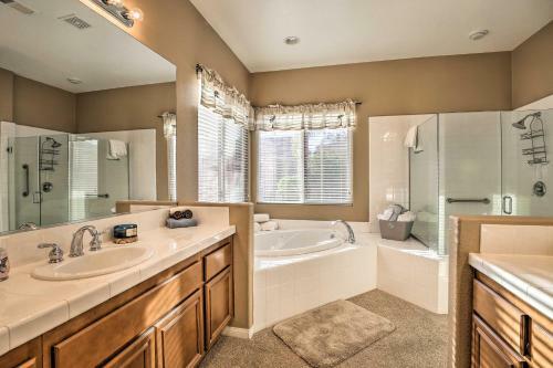 Spacious Retreat With Tiki Lounge And Pool Table!