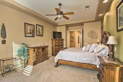 Spacious Retreat With Tiki Lounge And Pool Table!