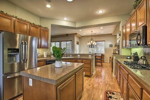 Spacious Retreat With Tiki Lounge And Pool Table!