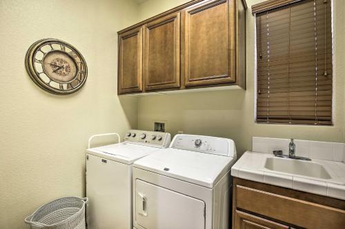 Spacious Retreat With Tiki Lounge And Pool Table!