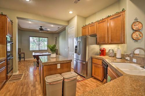 Spacious Retreat With Tiki Lounge And Pool Table!