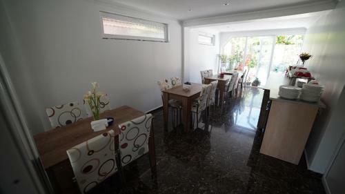 Hostal Four Seasons Guest House