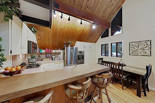 Family-friendly Cabin With Private Hot Tub Home