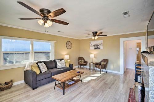 Waterfront Cottage With Pool And Clear Lake View!
