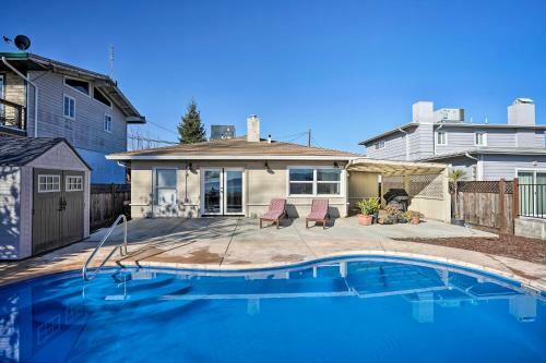 Waterfront Cottage With Pool And Clear Lake View!