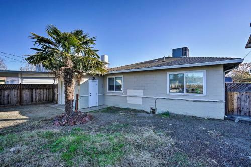 Waterfront Cottage With Pool And Clear Lake View!