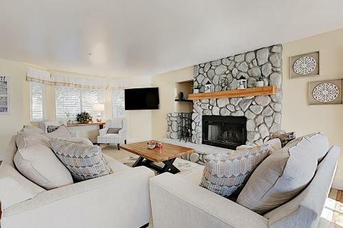 Tree-top Getaway With Forested Views & Elevated Deck Home