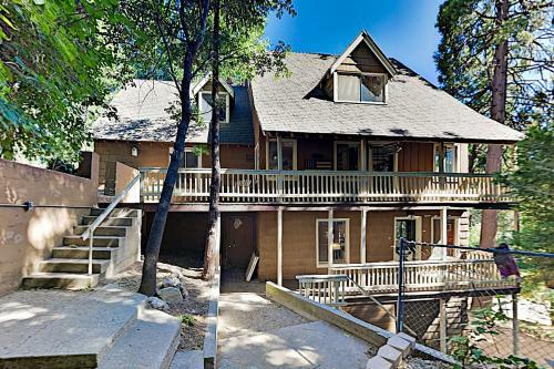 Peaceful Pines Lodge - Fireplaces & Game Room Home