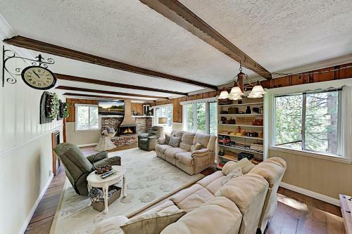 Peaceful Pines Lodge - Fireplaces & Game Room Home