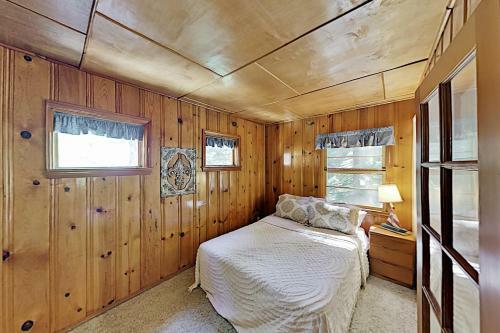 Peaceful Pines Lodge - Fireplaces & Game Room Home