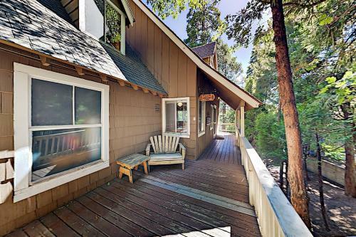 Peaceful Pines Lodge - Fireplaces & Game Room Home