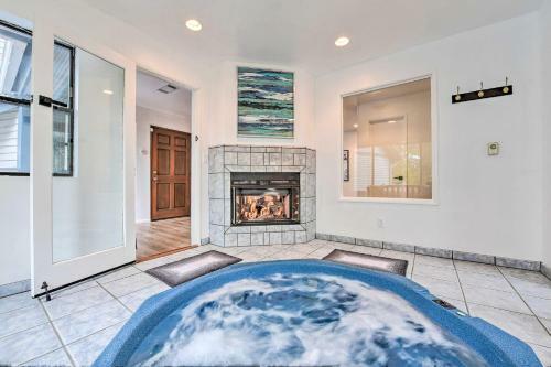 3-level Luxe Home With Spa, Ac, Game Room And Theater!