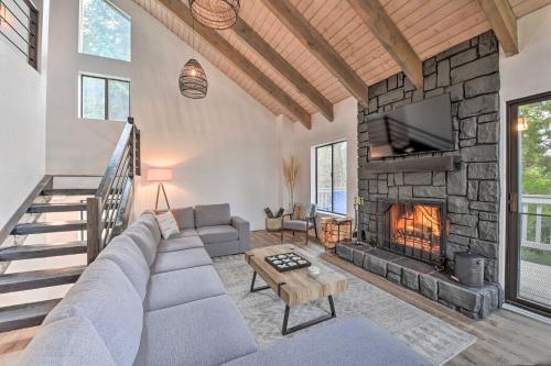 3-level Luxe Home With Spa, Ac, Game Room And Theater!