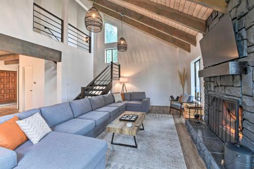 3-level Luxe Home With Spa, Ac, Game Room And Theater!