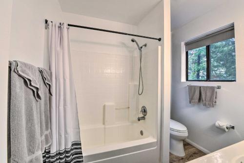 3-level Luxe Home With Spa, Ac, Game Room And Theater!