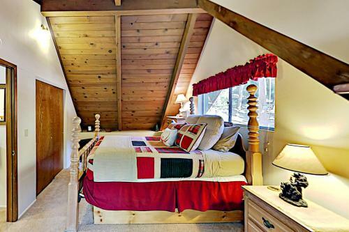 Tres Ositos Bavarian Cabin - Relaxing Deck & A C Home