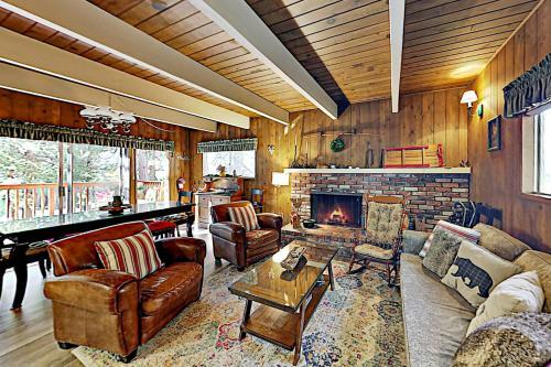 Tres Ositos Bavarian Cabin - Relaxing Deck & A C Home