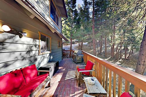 Tres Ositos Bavarian Cabin - Relaxing Deck & A C Home