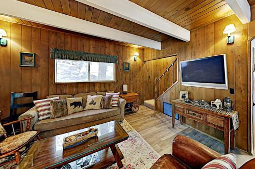 Tres Ositos Bavarian Cabin - Relaxing Deck & A C Home