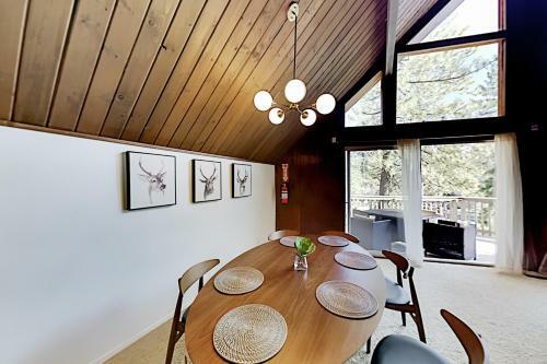 Luxe A-frame - Game Room, New Kitchen, Gas Firepit Home