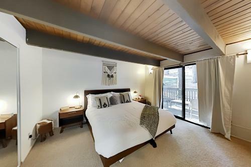 Luxe A-frame - Game Room, New Kitchen, Gas Firepit Home