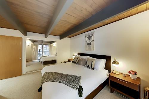 Luxe A-frame - Game Room, New Kitchen, Gas Firepit Home