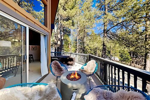 Luxe A-frame - Game Room, New Kitchen, Gas Firepit Home