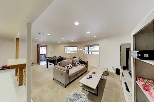 Luxe A-frame - Game Room, New Kitchen, Gas Firepit Home